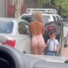 Mulher é criticada por levar filho à escola com roupa de academia e pais pedem expulsão do menino; veja vídeo