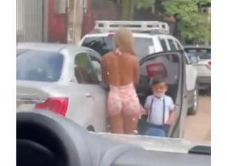 Mulher é criticada por levar filho à escola com roupa de academia e pais pedem expulsão do menino; veja vídeo