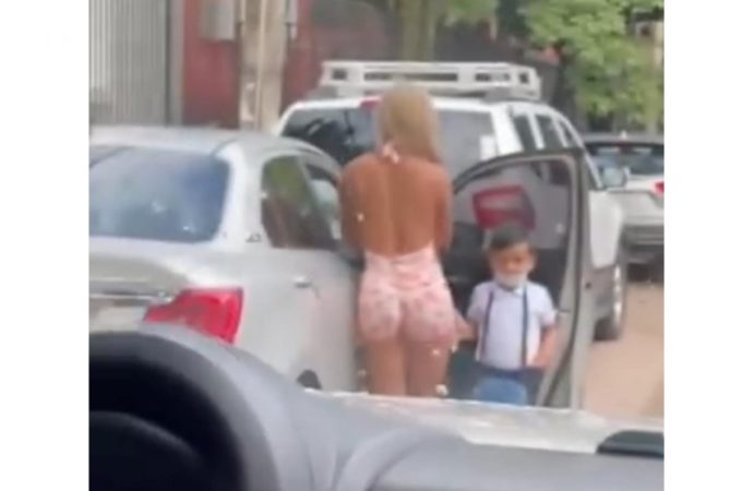 Mulher é criticada por levar filho à escola com roupa de academia e pais pedem expulsão do menino; veja vídeo