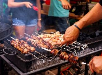 Homem incomodado com cheiro do churrasco do vizinho liga para a Polícia e é detido