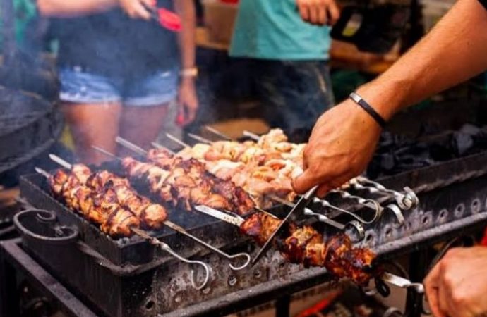 Homem incomodado com cheiro do churrasco do vizinho liga para a Polícia e é detido