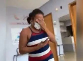 VÍDEO EMOCIONANTE: Professora chora e pula ao ver alunos passarem no vestibular