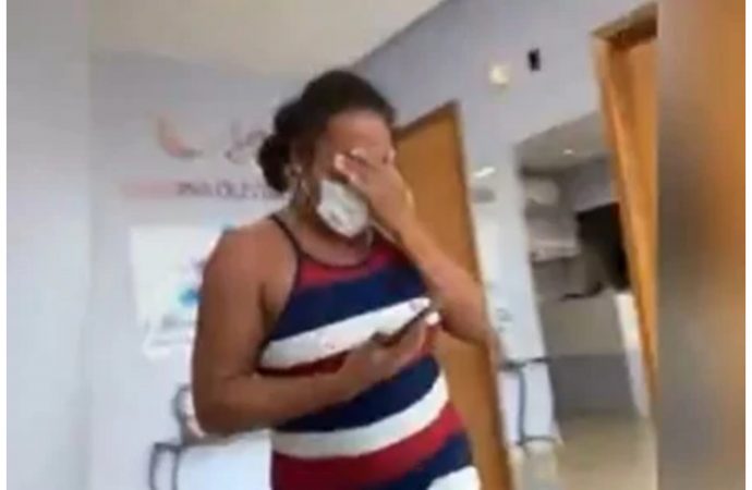 VÍDEO EMOCIONANTE: Professora chora e pula ao ver alunos passarem no vestibular