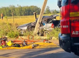 Homem morre após bater carro em poste e dono do veículo registra ocorrência de roubo