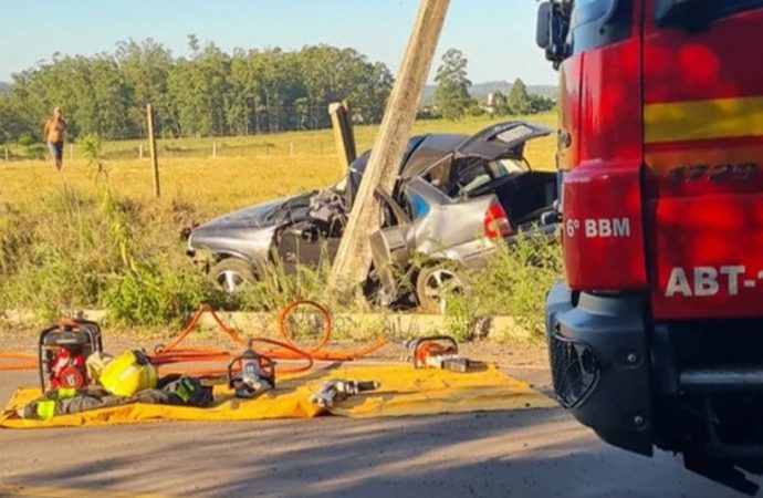 Homem morre após bater carro em poste e dono do veículo registra ocorrência de roubo