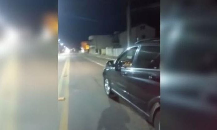 Motorista para carro no meio da BR-470, dorme e alega ter passado três noites acordado; vídeo