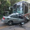 Motorista morre após colisão frontal entre carro e ônibus