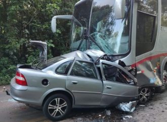 Motorista morre após colisão frontal entre carro e ônibus