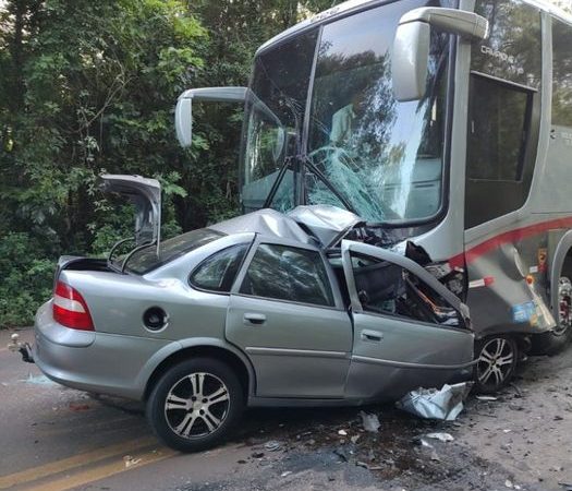 Motorista morre após colisão frontal entre carro e ônibus