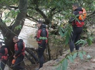 Pai joga filha dentro de rio para se vingar de ex, e pula em seguida; os dois estão desaparecidos