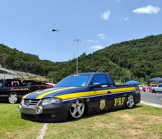 Saveiro adesivada como viatura da PRF é apreendida