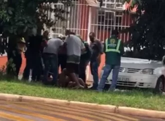 VÍDEO: Homem é flagrado agredindo criança e quase é linchado