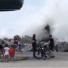 VÍDEO: Pai e filha são atingidos por onda do mar nas pedras da Praia do Mole