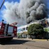 VÍDEO: Incêndio destrói fábrica Luz da Lua em Novo Hamburgo