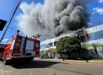 VÍDEO: Incêndio destrói fábrica Luz da Lua em Novo Hamburgo