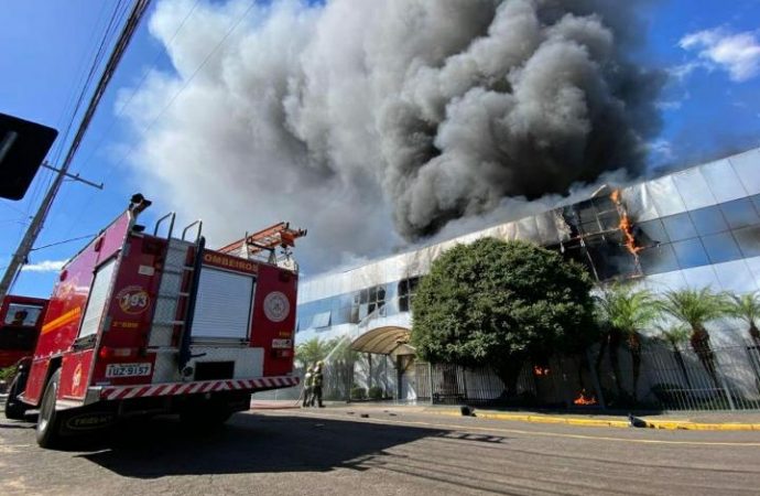 VÍDEO: Incêndio destrói fábrica Luz da Lua em Novo Hamburgo