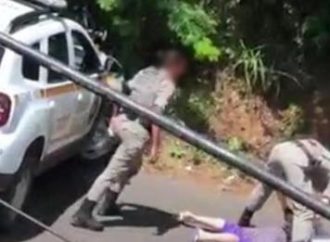 Vídeo mostra brigadiano dando tapas em jovem que fugiu de abordagem por não ter CNH