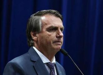 Bolsonaro dá a si mesmo medalha da Ordem do Mérito da Justiça