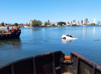 Carro cai nas águas do rio Tramandaí, em Imbé