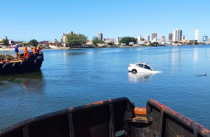 Carro cai nas águas do rio Tramandaí, em Imbé