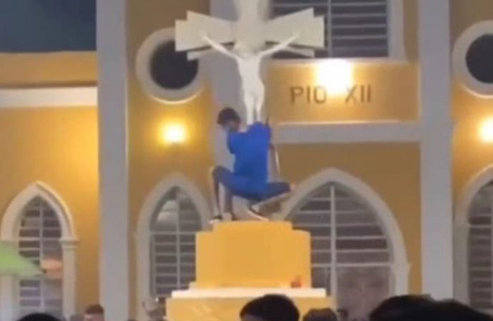 Jovem dança e rebola em imagem de Jesus Cristo no interior e vídeo polêmico viraliza