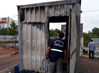 Criminosos invadem obra de loja, amarram vigilante e colocam fogo na guarita com ele dentro em Canoas