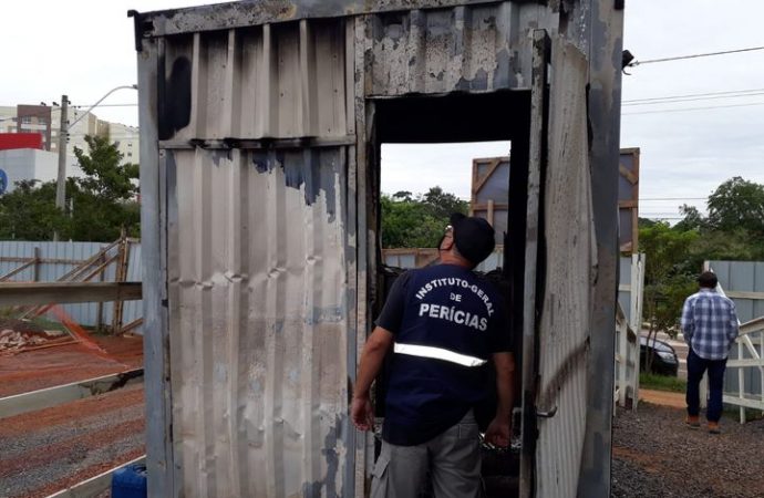 Criminosos invadem obra de loja, amarram vigilante e colocam fogo na guarita com ele dentro em Canoas