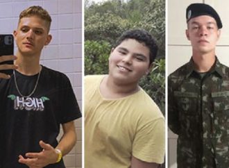 Amigos se despedem de jovens militares mortos em acidente com carro, caminhão, ônibus e van