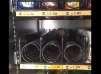 VÍDEO: Rato é visto em máquina de lanches no metrô.