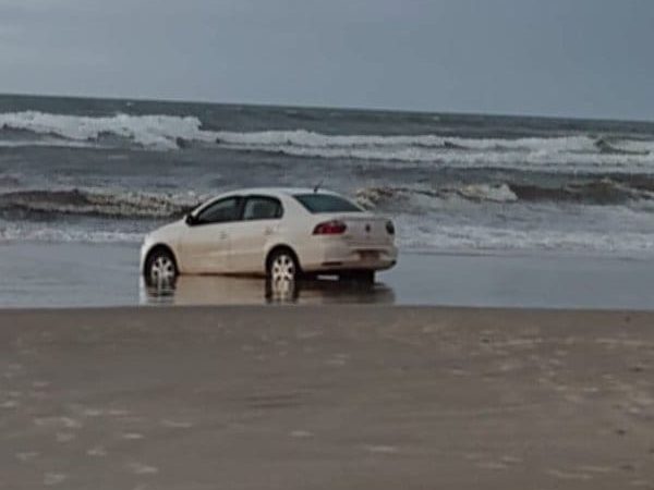 Idosa é encontrada morta dentro de um carro a beira mar