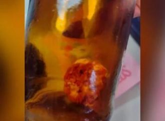 Homem diz ter encontrado um dedo dentro de cerveja: “Tinha até unha”