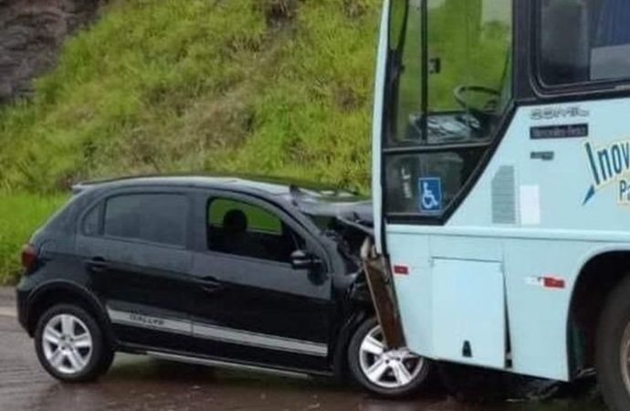 Jovem de 22 anos morre após carro colidir frontalmente com ônibus