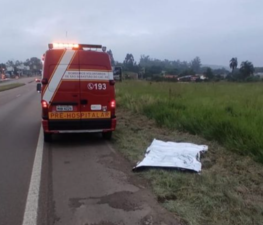 Homem é morto a tiros e corpo é deixado nas margens de rodovia