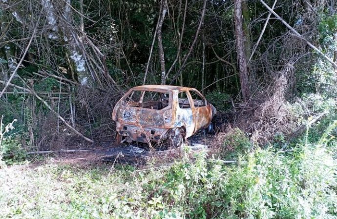 Corpo carbonizado é encontrado dentro de veículo incendiado