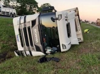 Caminhoneiro é ejetado da cabine e morre esmagado após caminhão tombar