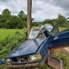 Carro bate em poste e jovem morre preso nas ferragens