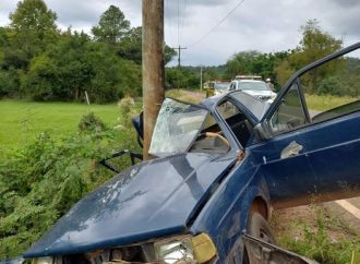 Carro bate em poste e jovem morre preso nas ferragens