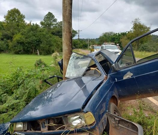 Carro bate em poste e jovem morre preso nas ferragens