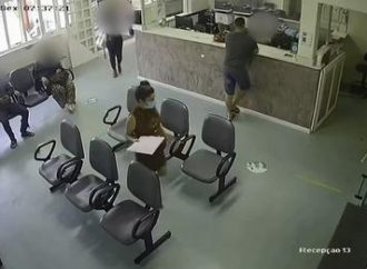 Vídeo: Momento que um bebê nasce no saguão de uma maternidade e cai no chão