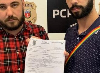 Casal que estrela campanha do Polo, da Volkswagen, registra queixa após ataques homofóbicos