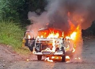 Kombi escolar que transportava alunos pega fogo