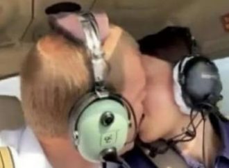 Piloto é demitido após filmar sexo com aluna dentro da cabine de avião em pleno voo