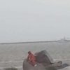 Mar sobe e deixa pescador preso nos Molhes da Barra na praia do Cassino