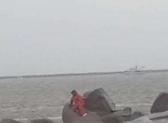 Mar sobe e deixa pescador preso nos Molhes da Barra na praia do Cassino