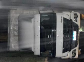Vídeo mostra momento em que caminhão é derrubado por forte rajada de vento na Serra