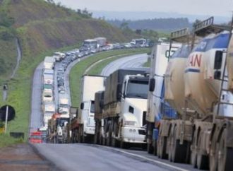 Após alta do diesel, caminhoneiros cobram Bolsonaro e falam em greve