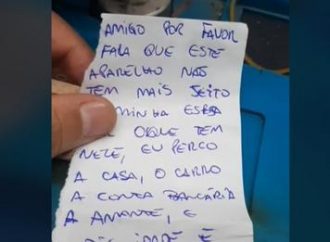 Marido infiel deixa celular no conserto com bilhete escondido: “Me ajuda”