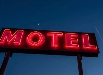 Marido causa confusão após descobrir que esposa estava com garoto de programa em motel