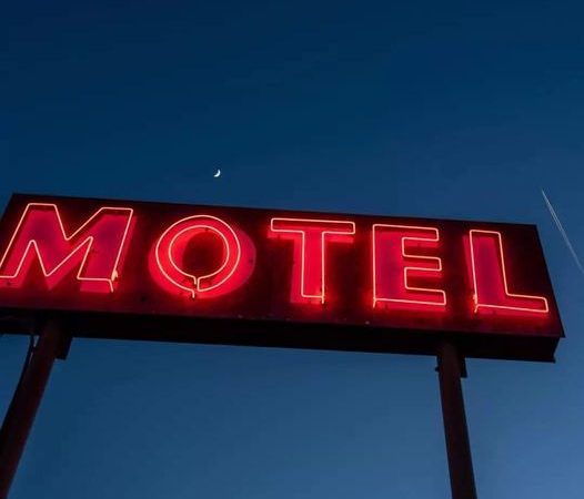 Marido causa confusão após descobrir que esposa estava com garoto de programa em motel