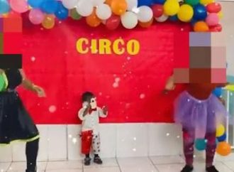 Mãe denuncia caso de racismo contra filho de 3 anos fantasiado de macaco em escola